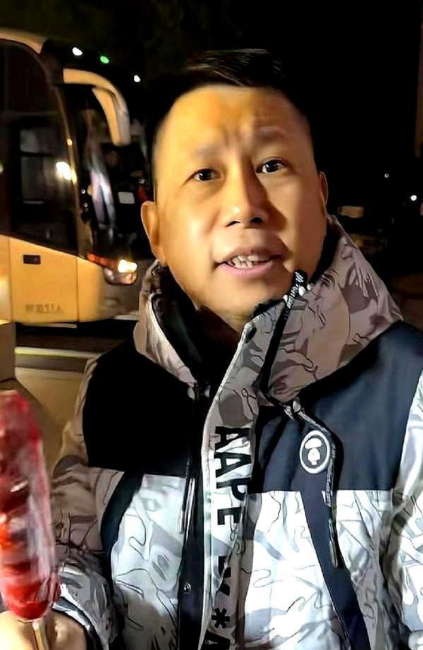 叛徒！下去！何沄伟刚踏上曹云金的台子，全场嘘声就像耳光一样抽过来。他站在那