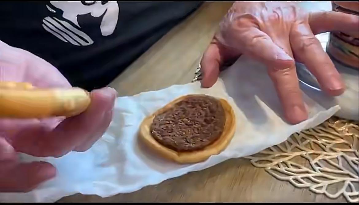 20年前买的汉堡竟然不会发霉美国男子在1999年买了一个汉堡做测试，把汉堡放在