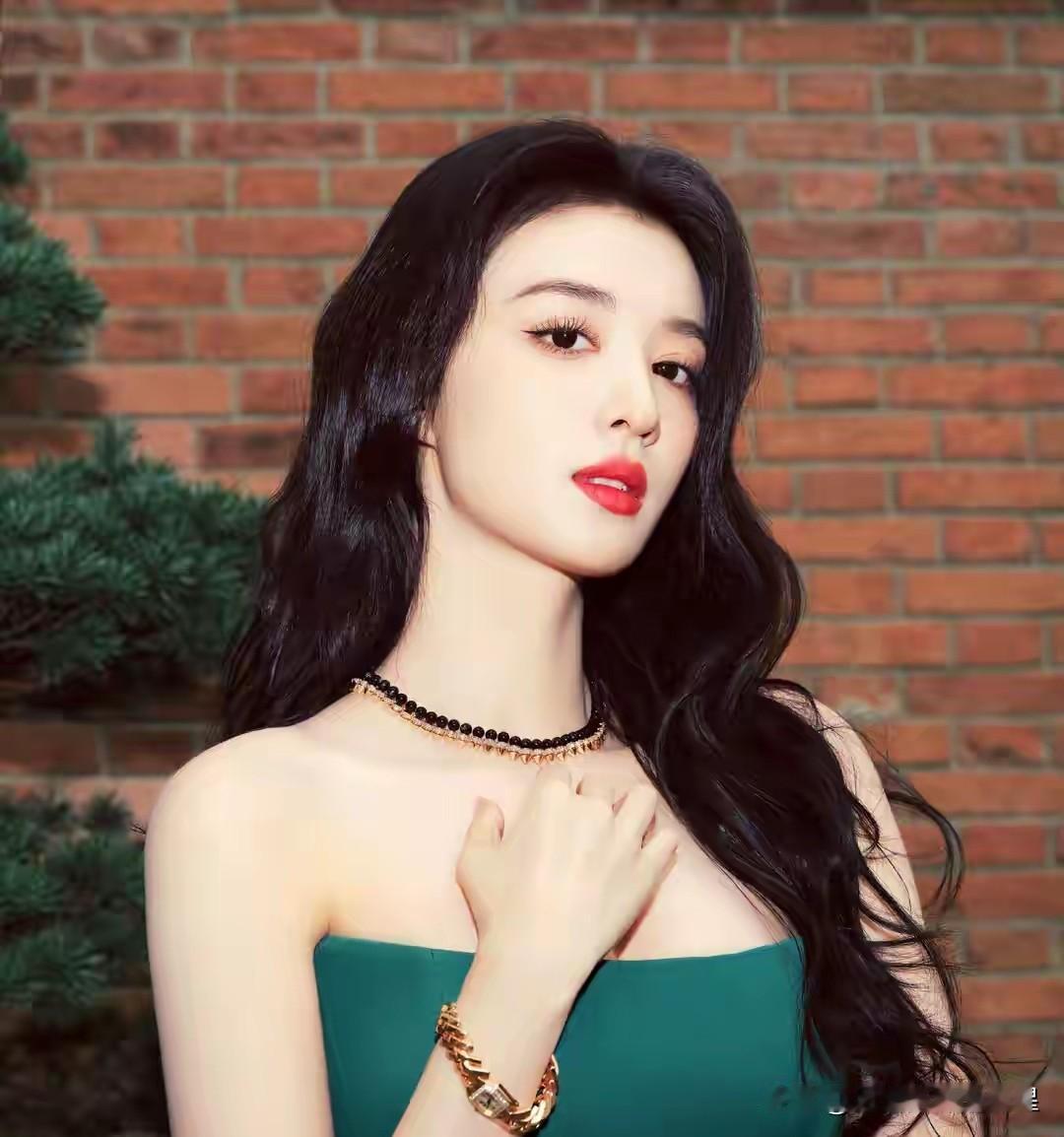 王楚然这身材谁看了不羡慕？真正诠释了“明艳大气”！最近王楚然的一组造型又被热