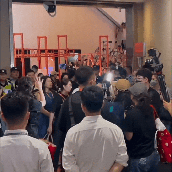 妹宝手势舞迪丽热巴现在走路一步三摇了