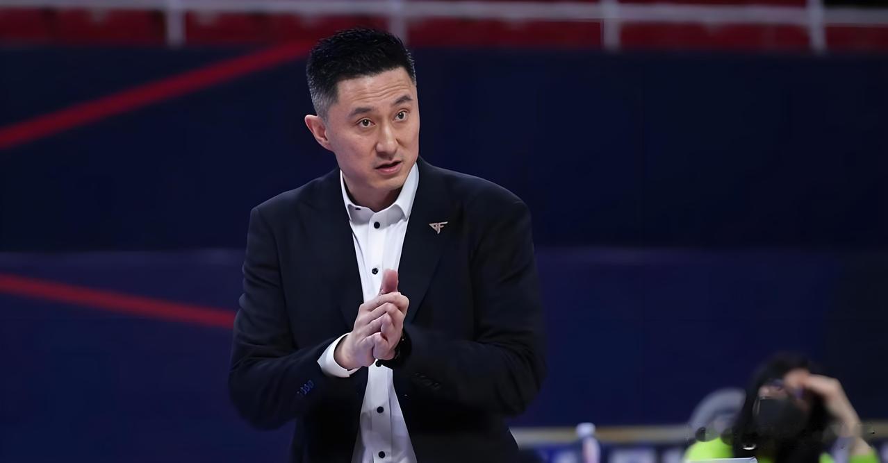 杜锋工作繁忙！近期，有消息称杜锋已经去塞尔维亚学习与提升！然而事实却是杜锋眼下