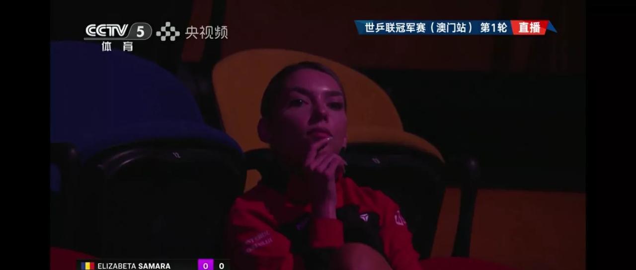 张本美和和萨马拉比赛的第三局比分0:6时镜头一转给到了观赛的斯佐科斯，正在悠闲的