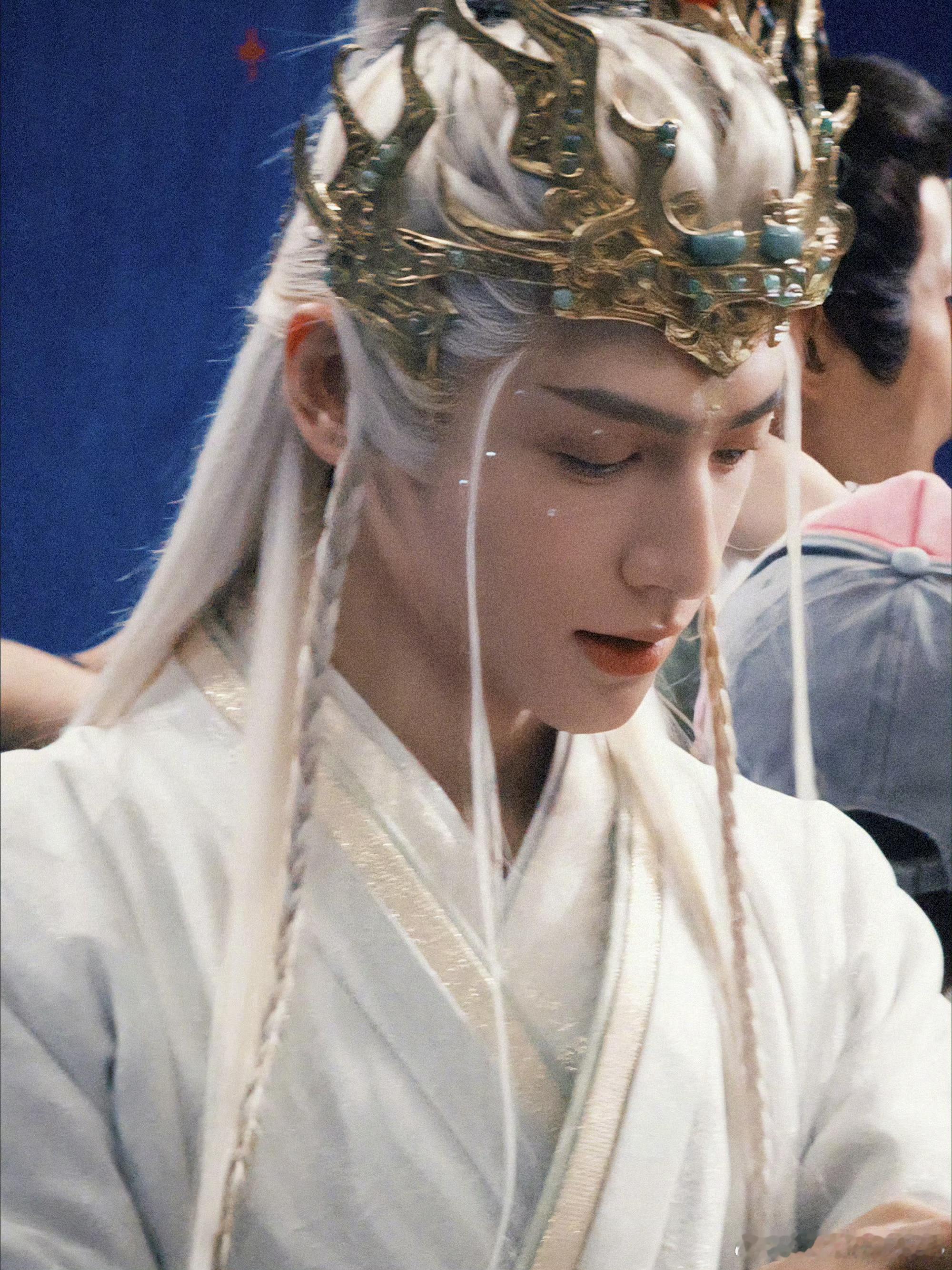 罗云熙发的唐俪辞包独家的罗云熙发的唐俪辞独家图帅炸！病弱狐妖装、战损红痕+白发金