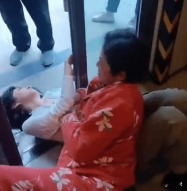 2023年5月，江苏淮安小区门口的一段监控视频刷屏网络，画面中的一幕令人揪心不已