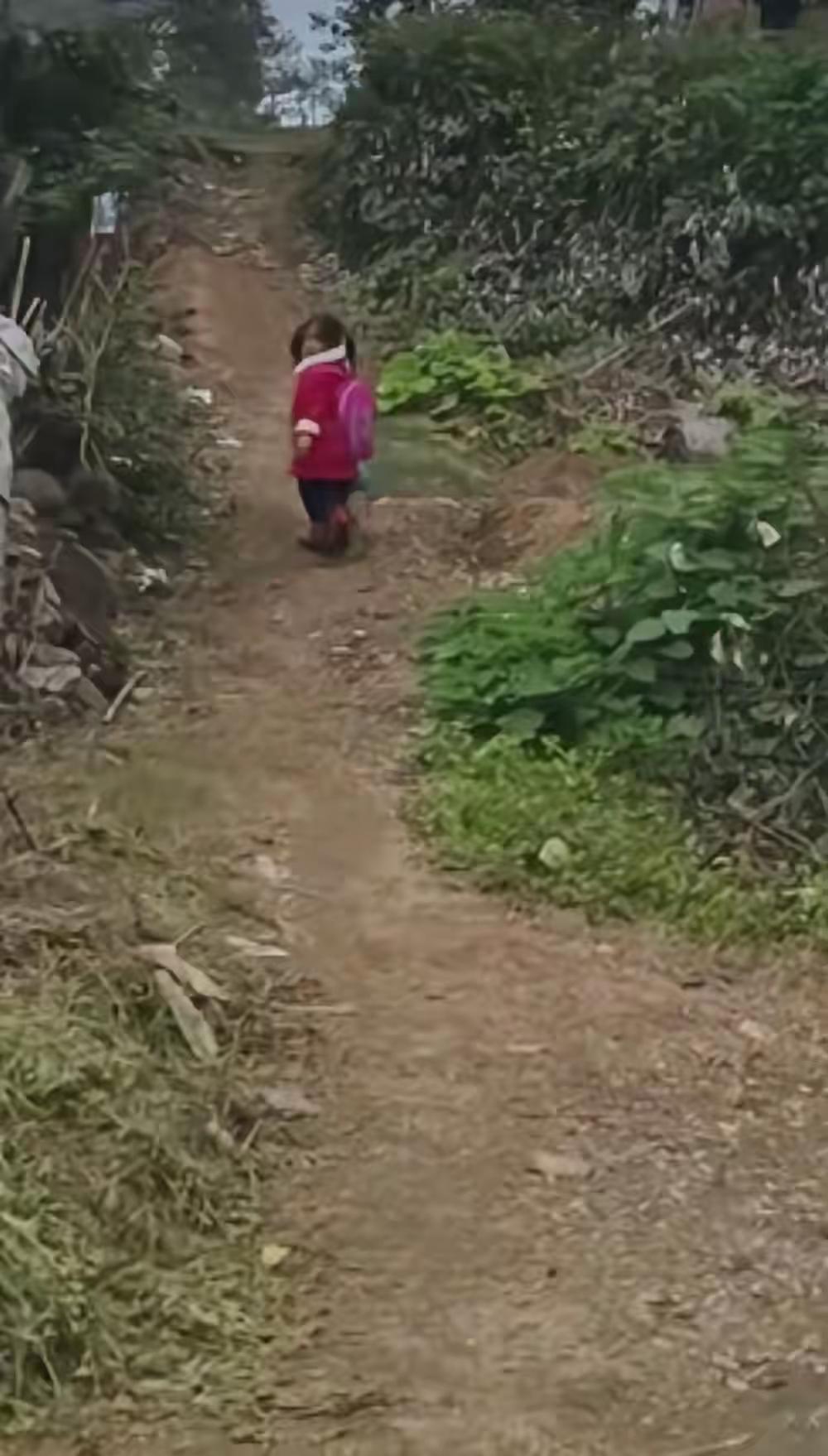 这条10多米的土路藏着最揪心的秘密小姑娘每回头一次老师的眼泪就忍不住涌出来