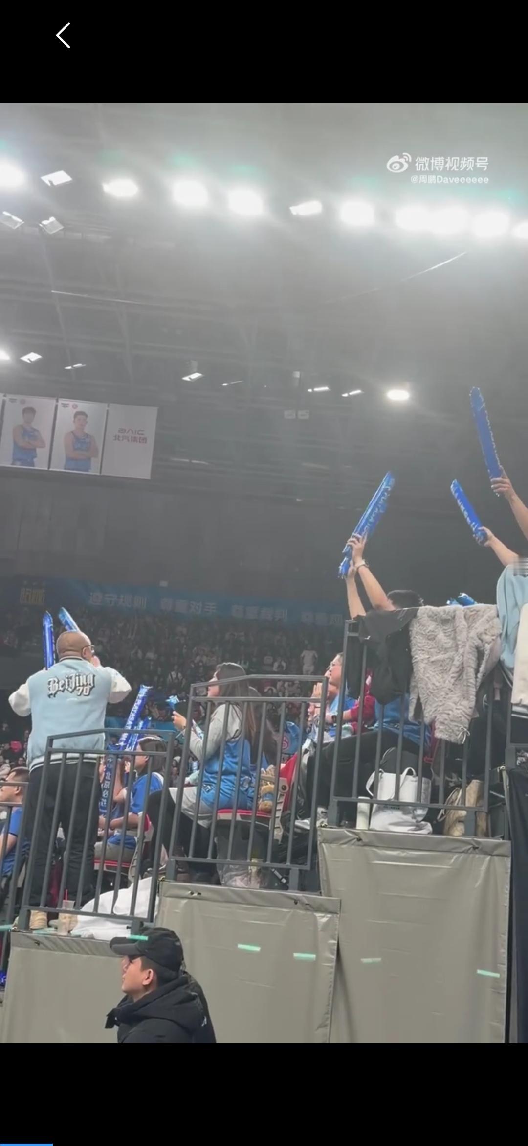 北京球迷呐喊要求道歉，刘传兴早上说无意，显然不被球迷接受曾凡博受伤，让北汽