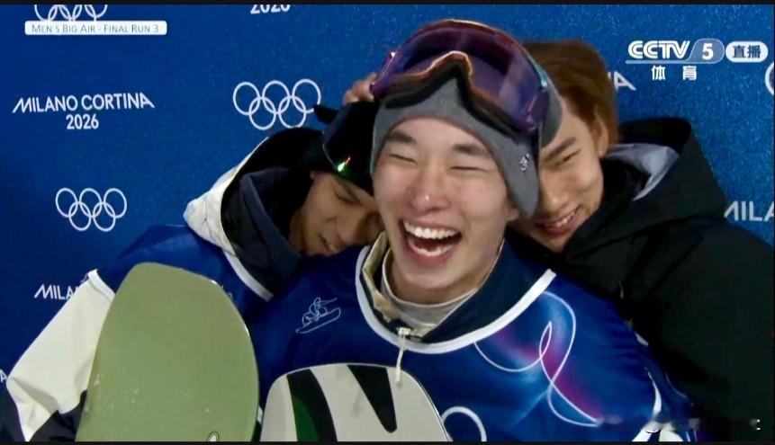 温馨一幕:三人都笑了，金牌获得者笑得最开心，两位银牌铜牌获得者偎依在后面，虽然都