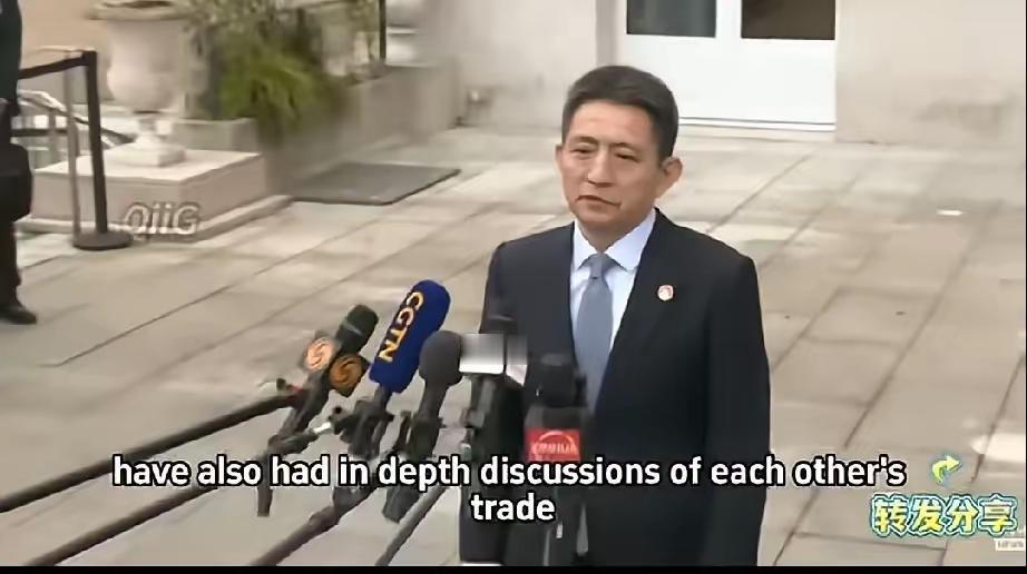 明明直接听到的是英语提问，却偏偏就是要用中文回答，中间还不要翻译来回倒腾。管你听