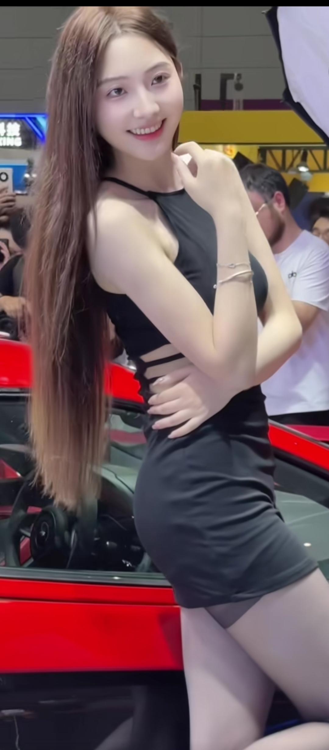 红妆美人倚车旁，笑语盈盈意自长。