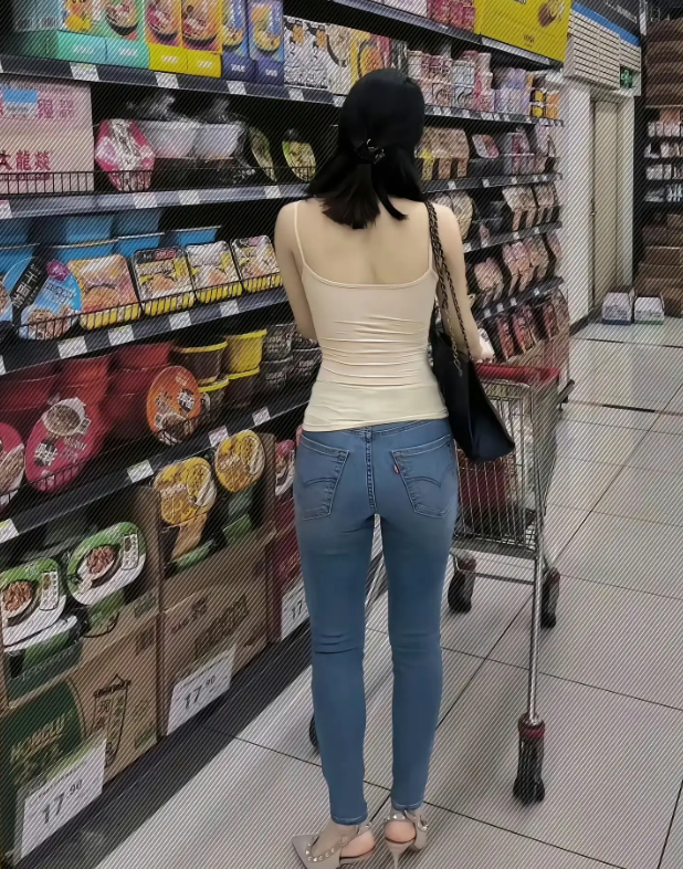 超市遇到了漂亮的女生这身材棒极了。