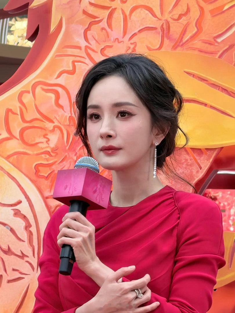 【杨幂生图】杨幂红裙杀疯，人间烈焰玫瑰。红裙衬傲骨，杨幂一出场，所有目光自动归位