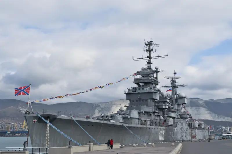 俄新罗西斯克潜艇遇袭后驻停区域加强防护：12月23日“克里米亚之风”援引卫星图像