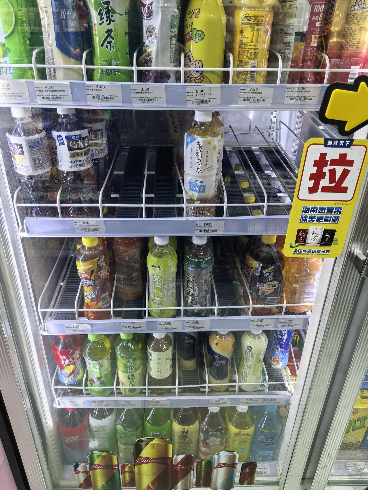 现在内卷成啥样了？昨天一个男子来到我们这应聘管家，他称自己有二级建造师证、监理证