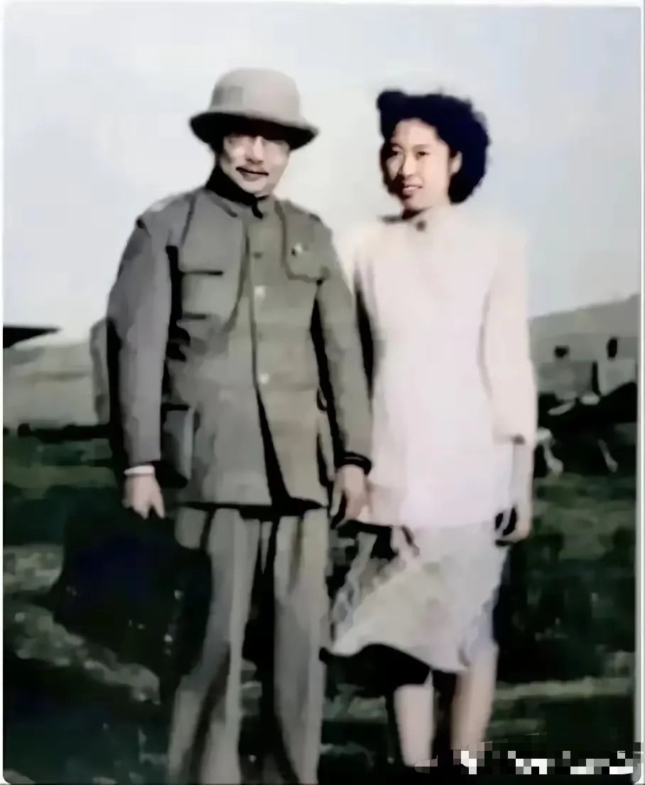 1946年北平，情报战线元勋李克农与时年25岁的王光美留下珍贵合影。彼时王光美任