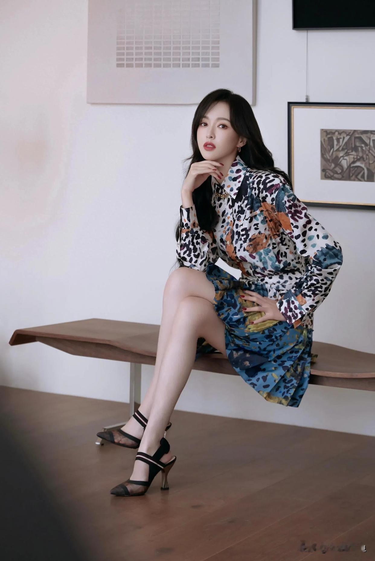 唐嫣一股成熟女人的魅力！一身撞色斑点衬衫连衣裙，收腰设计勾勒出曼妙身形，裙摆