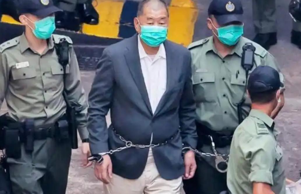 黎智英一直以为钻“一国两制”的空子就能保自己平安，没想到他这次将牢底坐穿。1