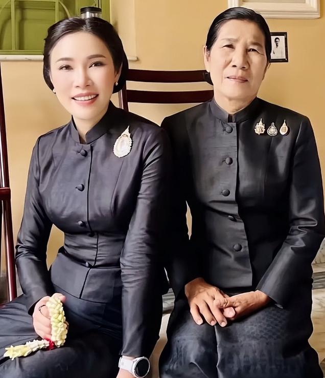 泰国贵妃为泰王过完74岁大寿后又现身，诗妮娜贵妃妈妈也罕现身，母女俩长得好像呀！