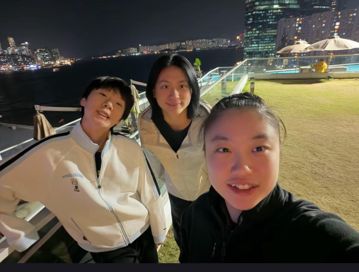 王曼昱夺冠后与陈熠、徐奕合影留念12月14日，香港总决赛结束啦，陈熠更新，
