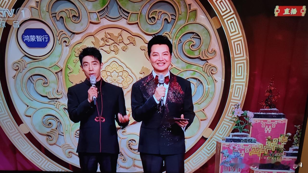 任鲁豫和撒贝宁虽然同年出生，今年都满50岁。但站在一起主持节目给人的感觉却不像同