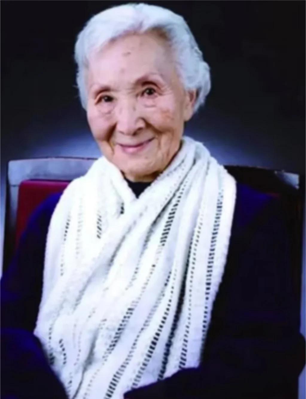 2007年，钱学森96岁大寿之际，寿宴现场高朋满座，忽然，钱学森看到角落中正坐着