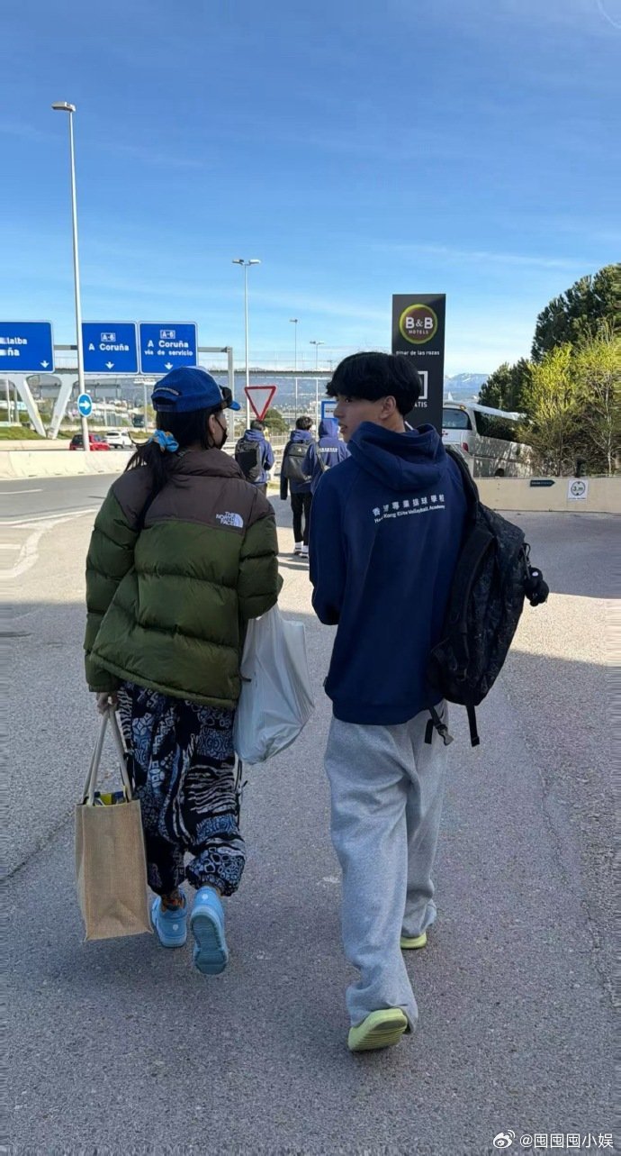 张柏芝二儿子长这么大了张柏芝二儿子15岁身高，还是打排球的欸！张柏芝二儿子1