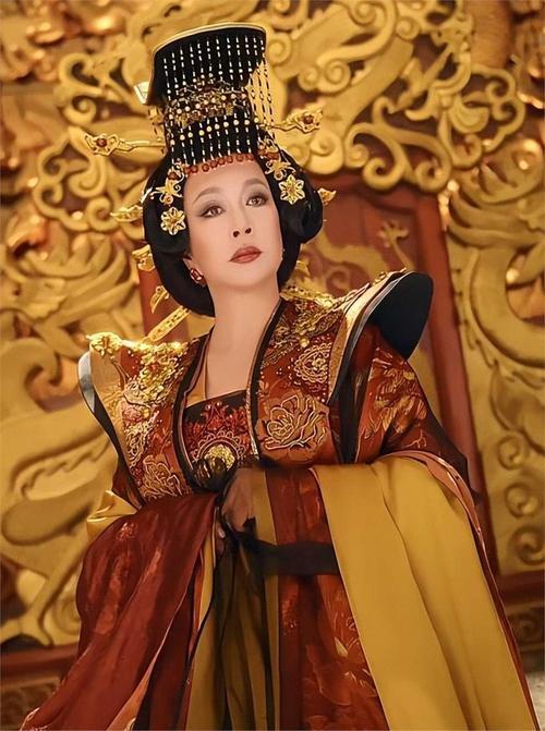 75岁刘晓庆再演武则天，短剧《武则天传奇》近日杀青。她与毛戈平32年后再携手，挑