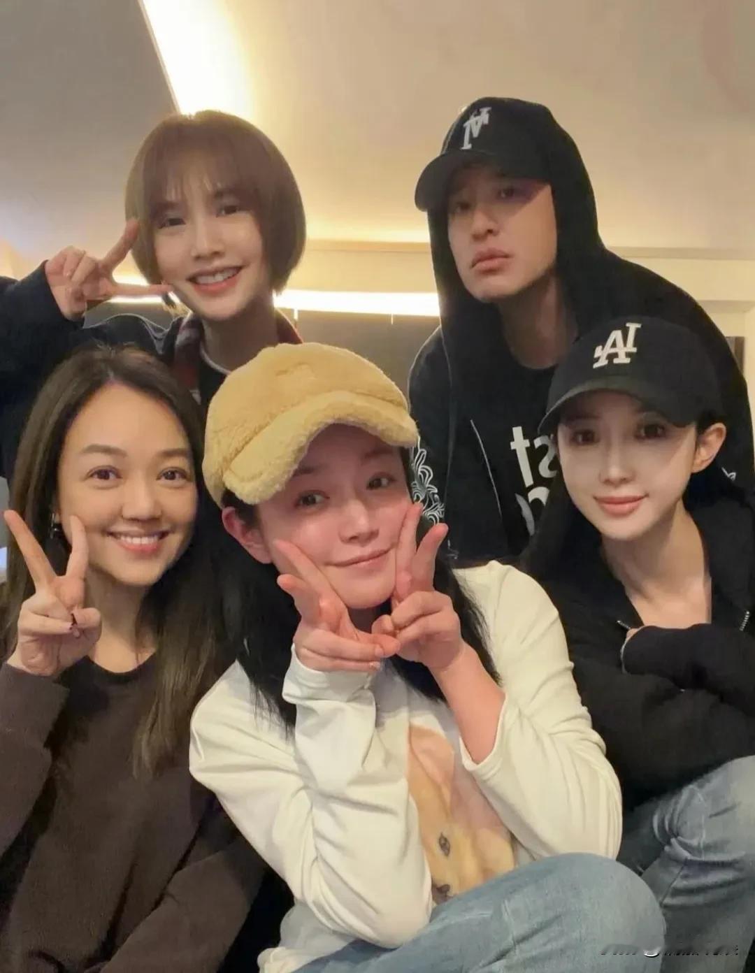 陈妍希和杨丞琳、宣云春节相聚了，好闺蜜就是要这样时不时聚一聚。[呲牙笑]不得不夸