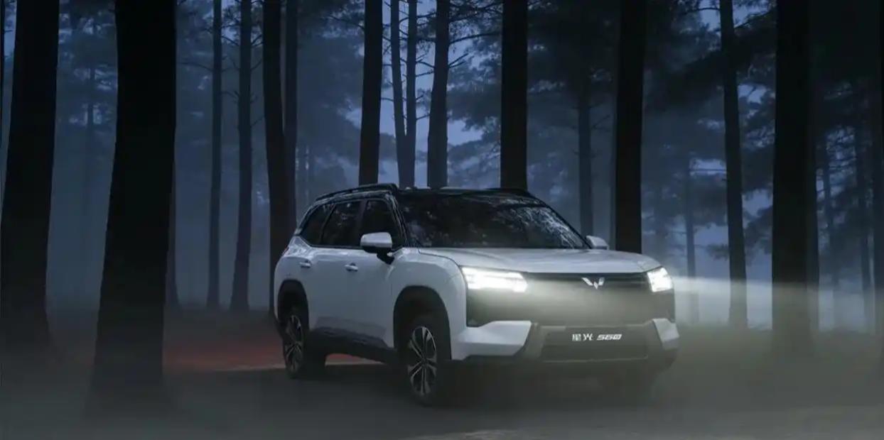 在车辆的尺寸规格方面，五菱星光560同样可圈可点，车身长度达到了4745mm、宽