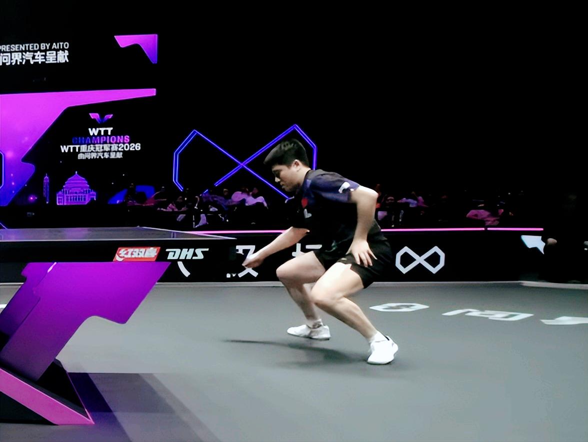 突发！梁靖崑突然捂住大腿，不会旧伤复发了吧？第一局梁靖崑8:4领先，向鹏