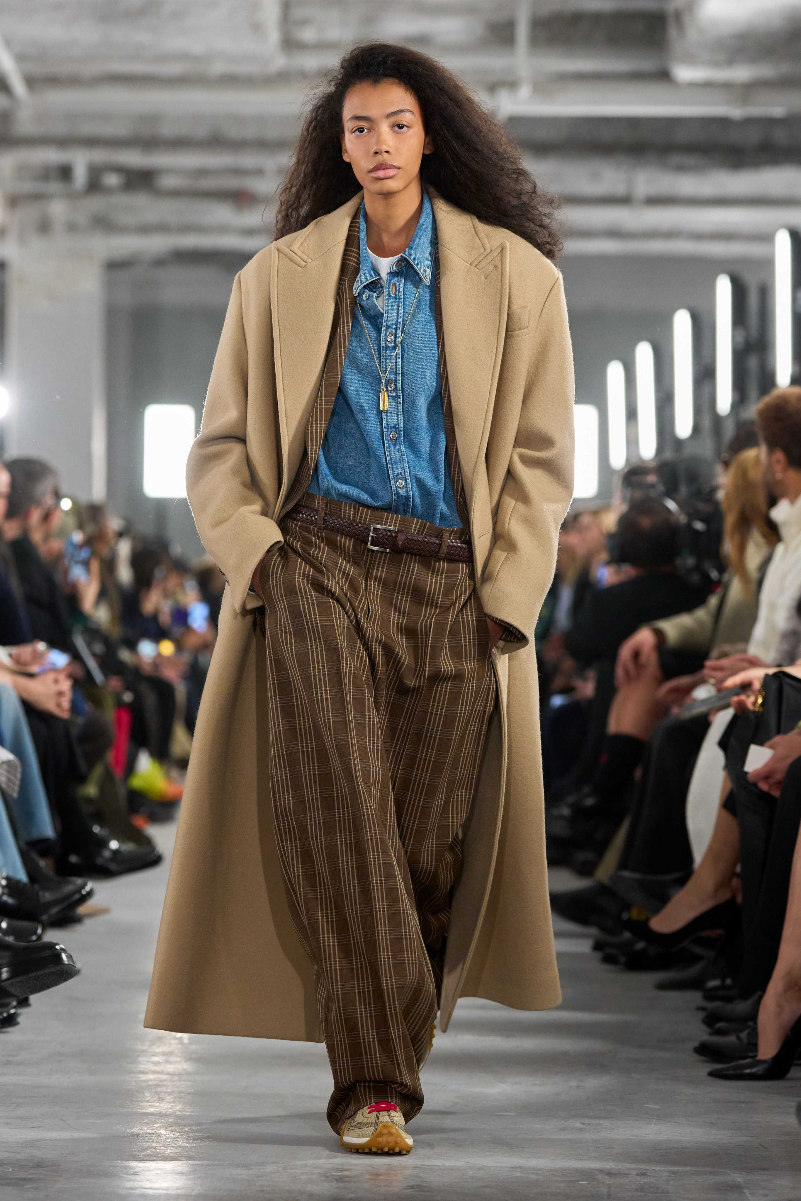 AMIPARIS在巴黎男装周发布2026秋冬系列。系列以自信从容的廓形与自然