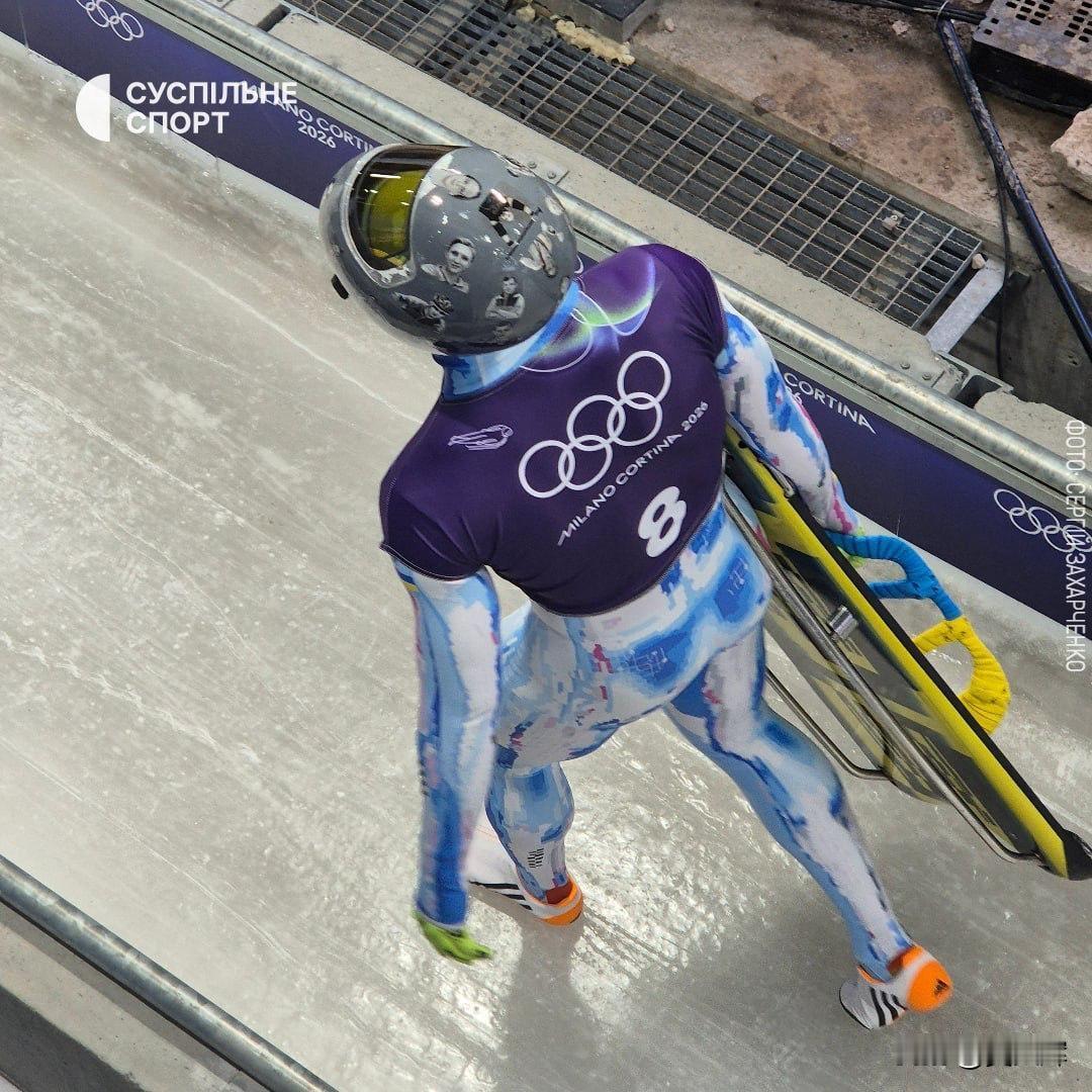 乌克兰钢架雪撬选手盖拉斯克维奇不顾国际奥委会禁令，戴着印有遇难乌克兰运动员肖像的