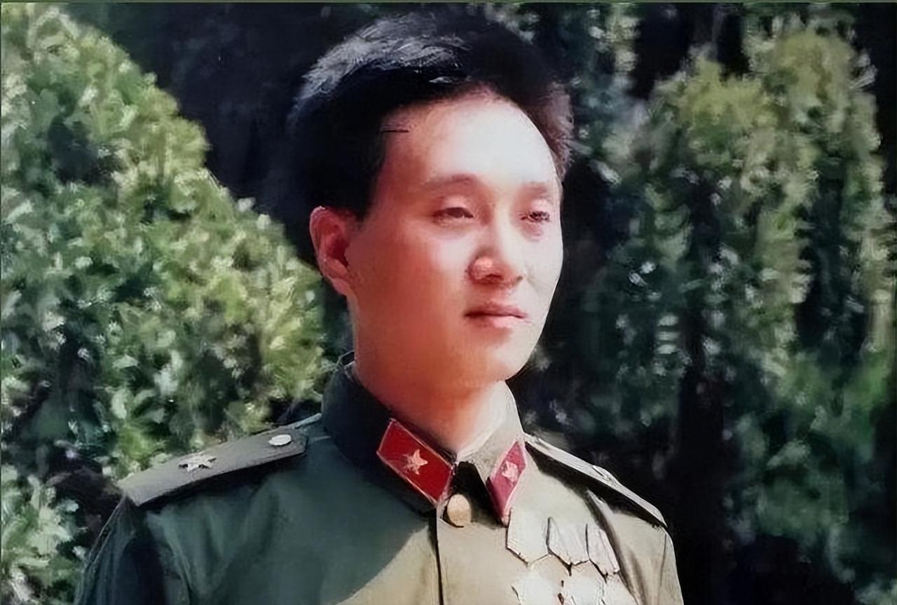 1979年，一个入伍52天的炊事班新兵，连炸越军3个碉堡，师长拍桌子：规定是死的