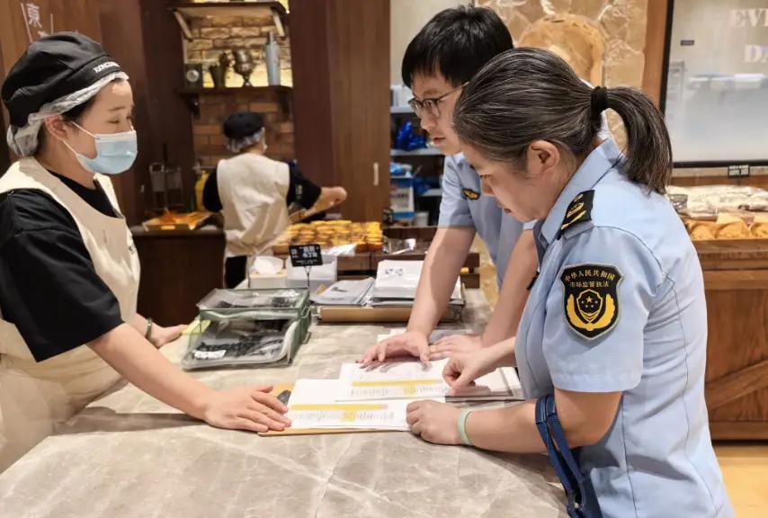 上海一网红面包店因当天暴雨销量下降，当天未销售出去的面包在深夜销毁时，被人看到遭