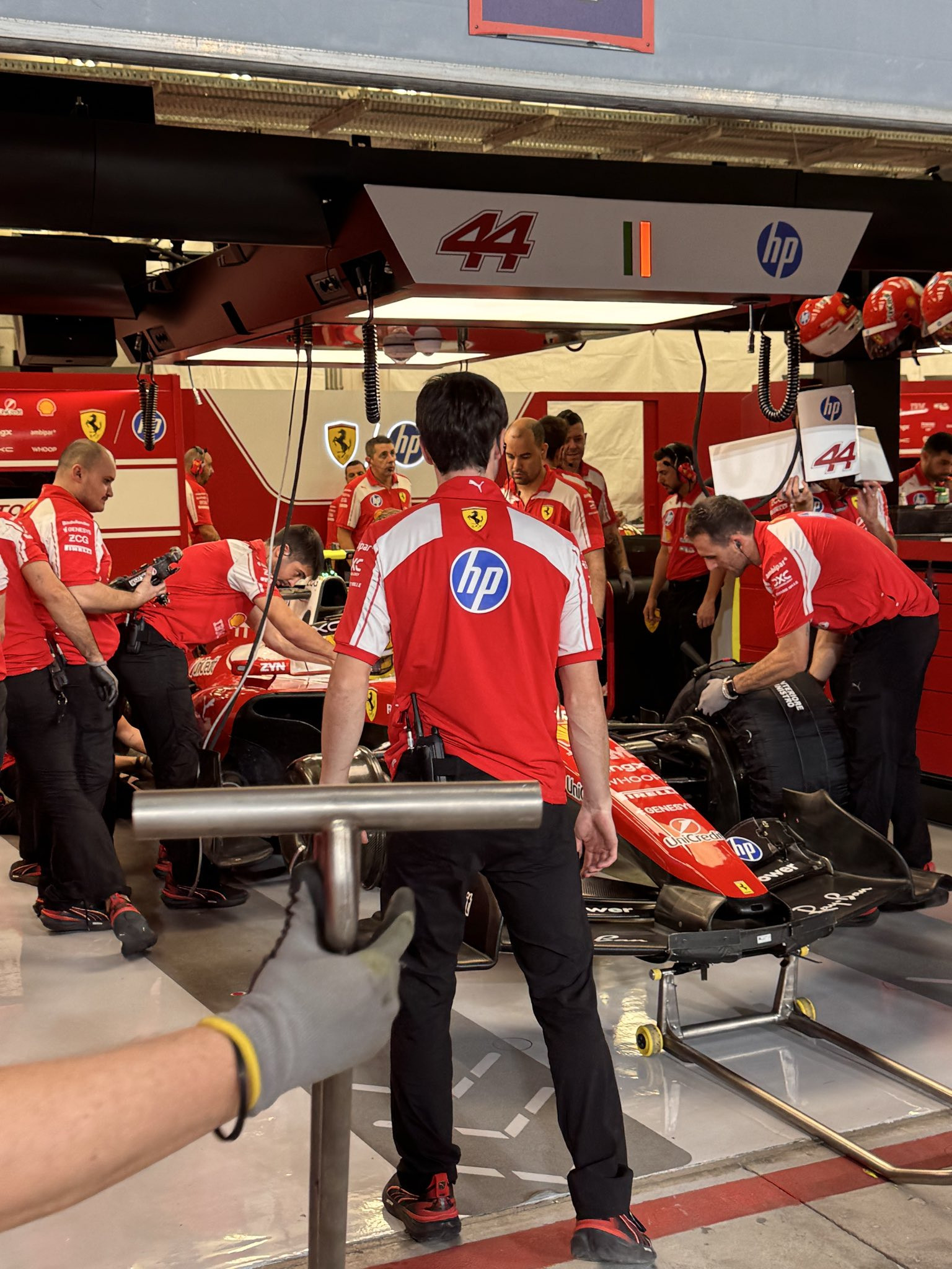 f1接上一条，汉密尔顿重新回到了赛道上，并且前部涂上了测试气流的荧光漆～