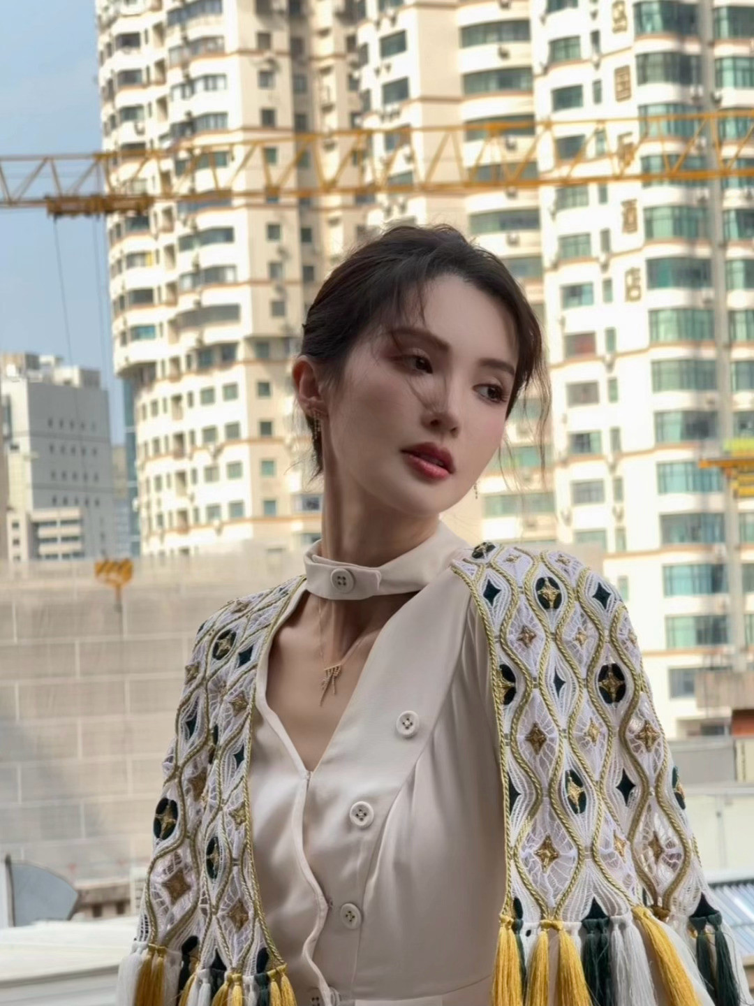 金晨天台大片，繁华都市一隅，灵动丝线播撒阳光，点缀温暖瞬间​​​