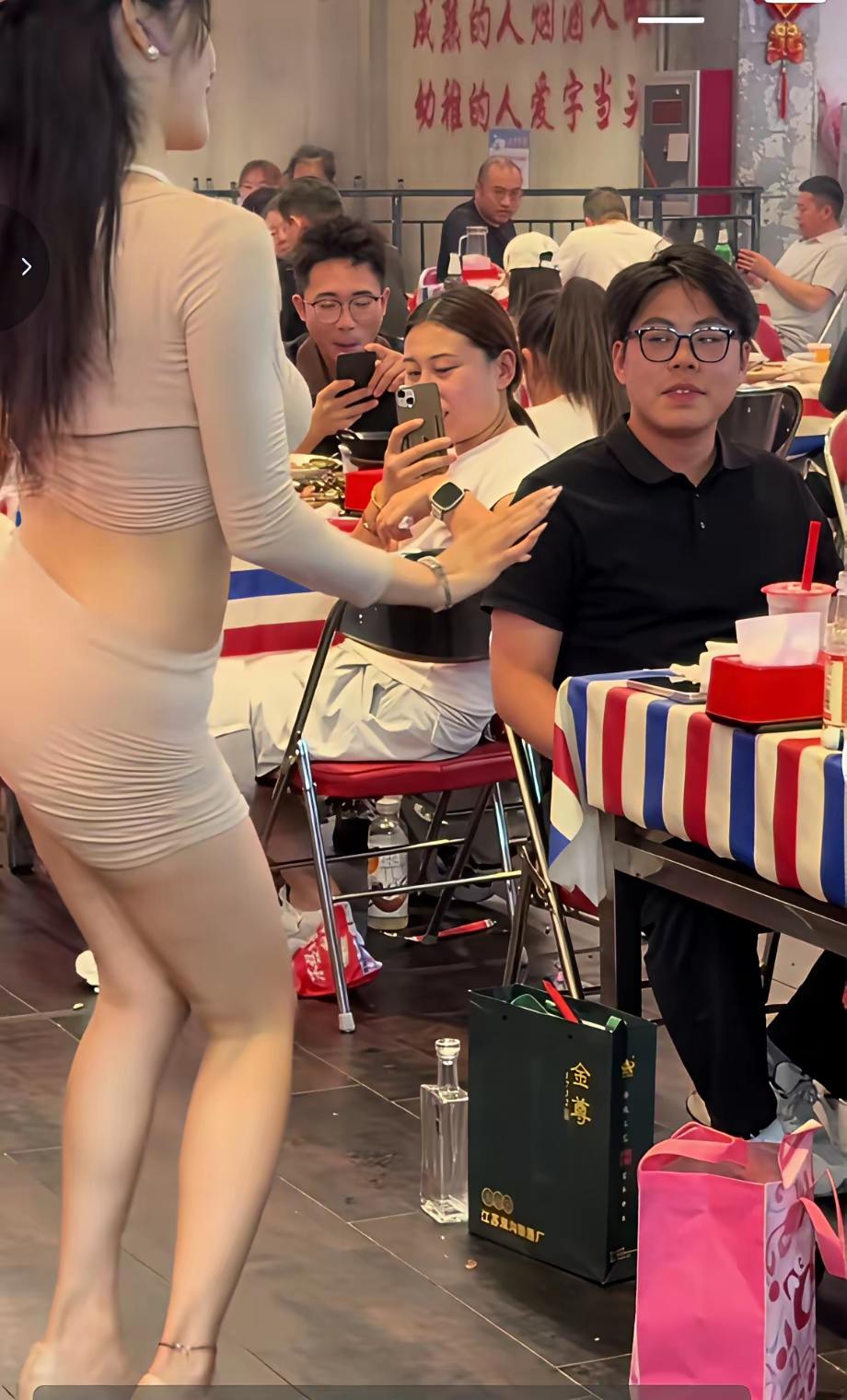 大哥你看哪里了，嫂子可在对面