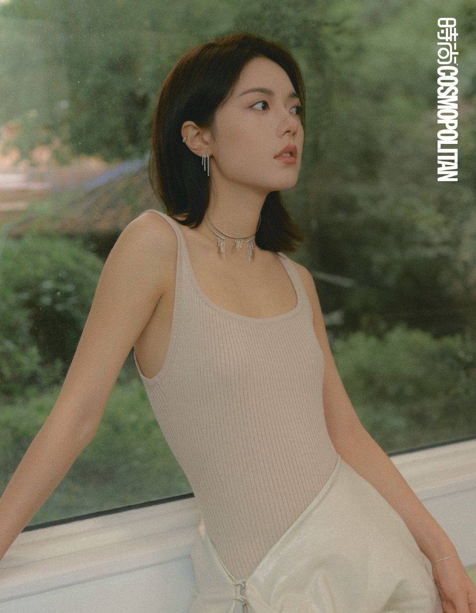 对镜自拍那张真的绝了！赵今麦的高校风自带清爽buff，简单的穿搭却穿出了极致的美