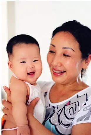 成都养个孩子真的太贵了今天，在电梯间遇到一个保姆抱着一个不足两岁的小姑娘。闲