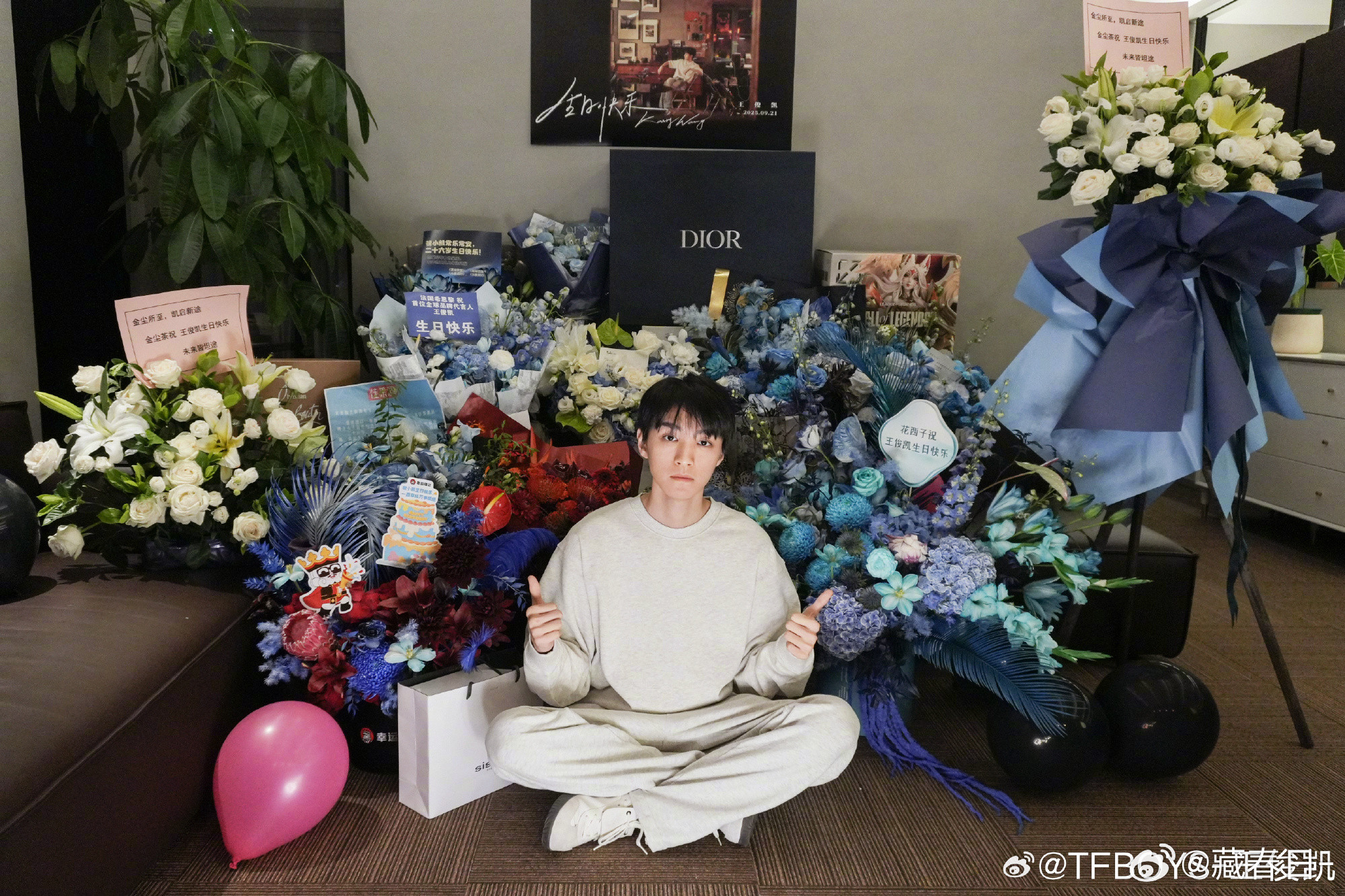 王俊凯生日被花包围王俊凯回复王源千玺王俊凯回复王源千玺的生日祝福了！​​​