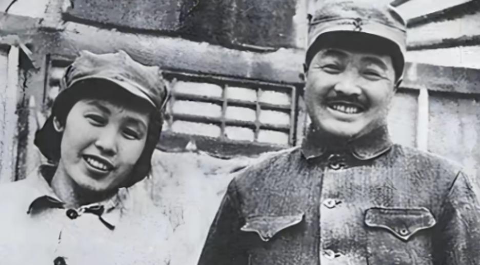 1941年，从莫斯科学习归来的蹇先任，在延安平静地办完了离婚手续。她和贺龙，这对