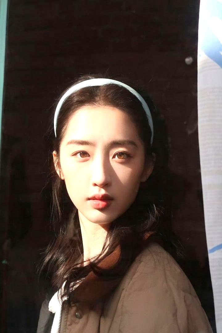 21岁，没上过一天表演课，凭什么让资本大佬排着队塞资源？难道真以为靠的是那张胶