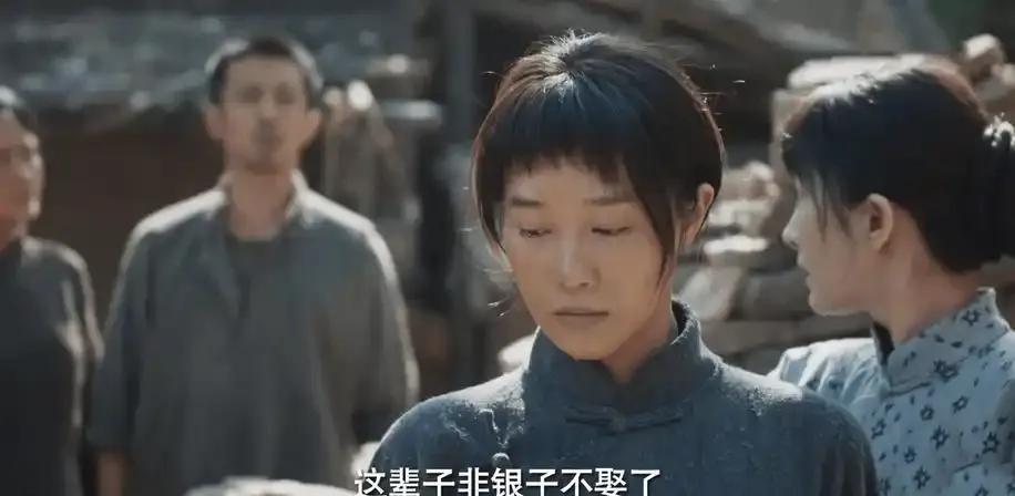 电视剧《生万物》告诉我们，不要再同情任何人。因为，一个人穷，除了因为蠢，主要是