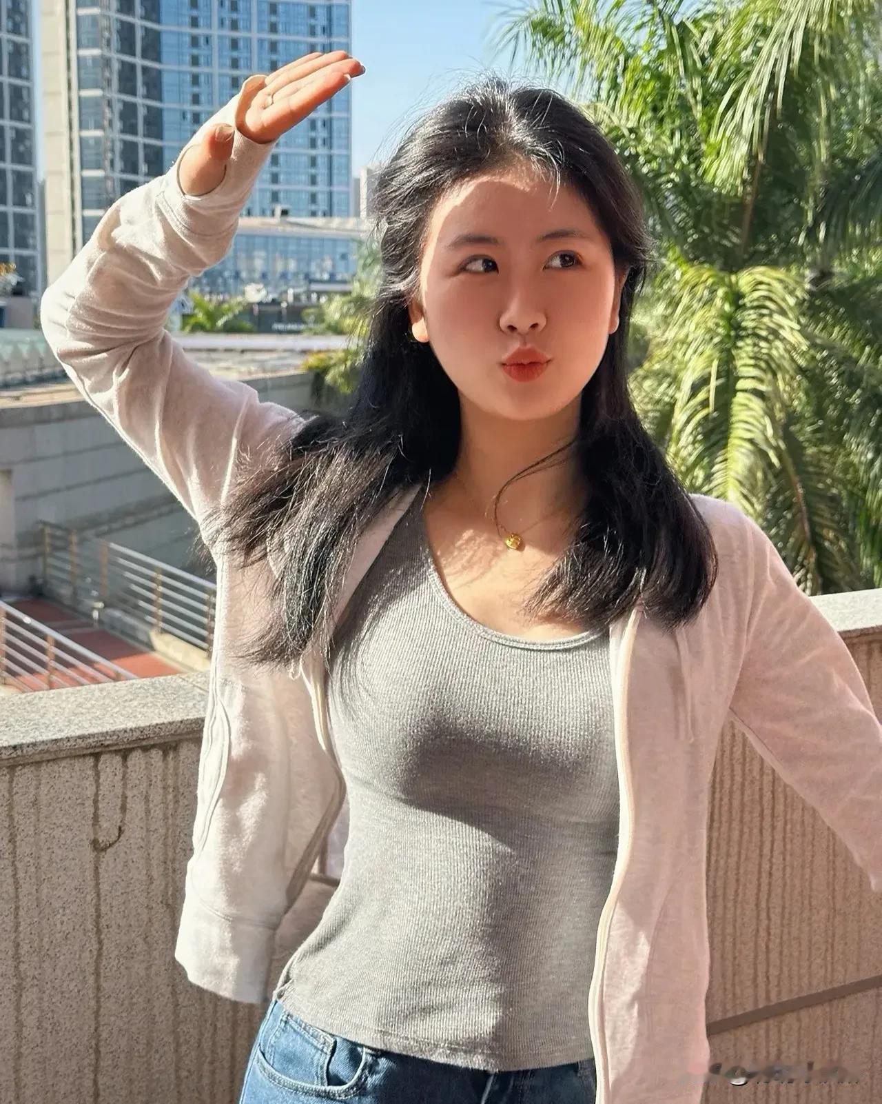 今日阳光女孩迎着晨光，元气满满！微笑是今日的通行证，每一步都带