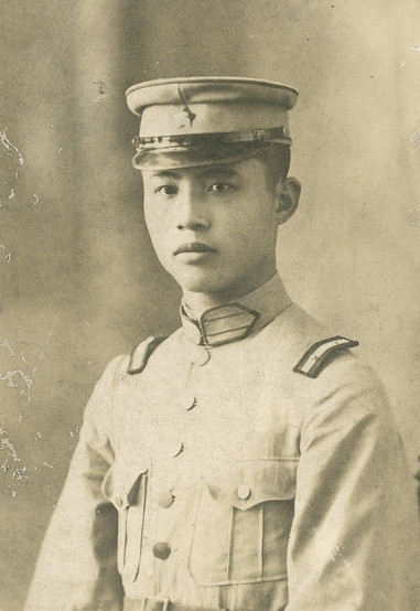 1941年，3000多日军压过来。吕正操通知撤离时，朱占魁正啃着玉米饼子，笑着
