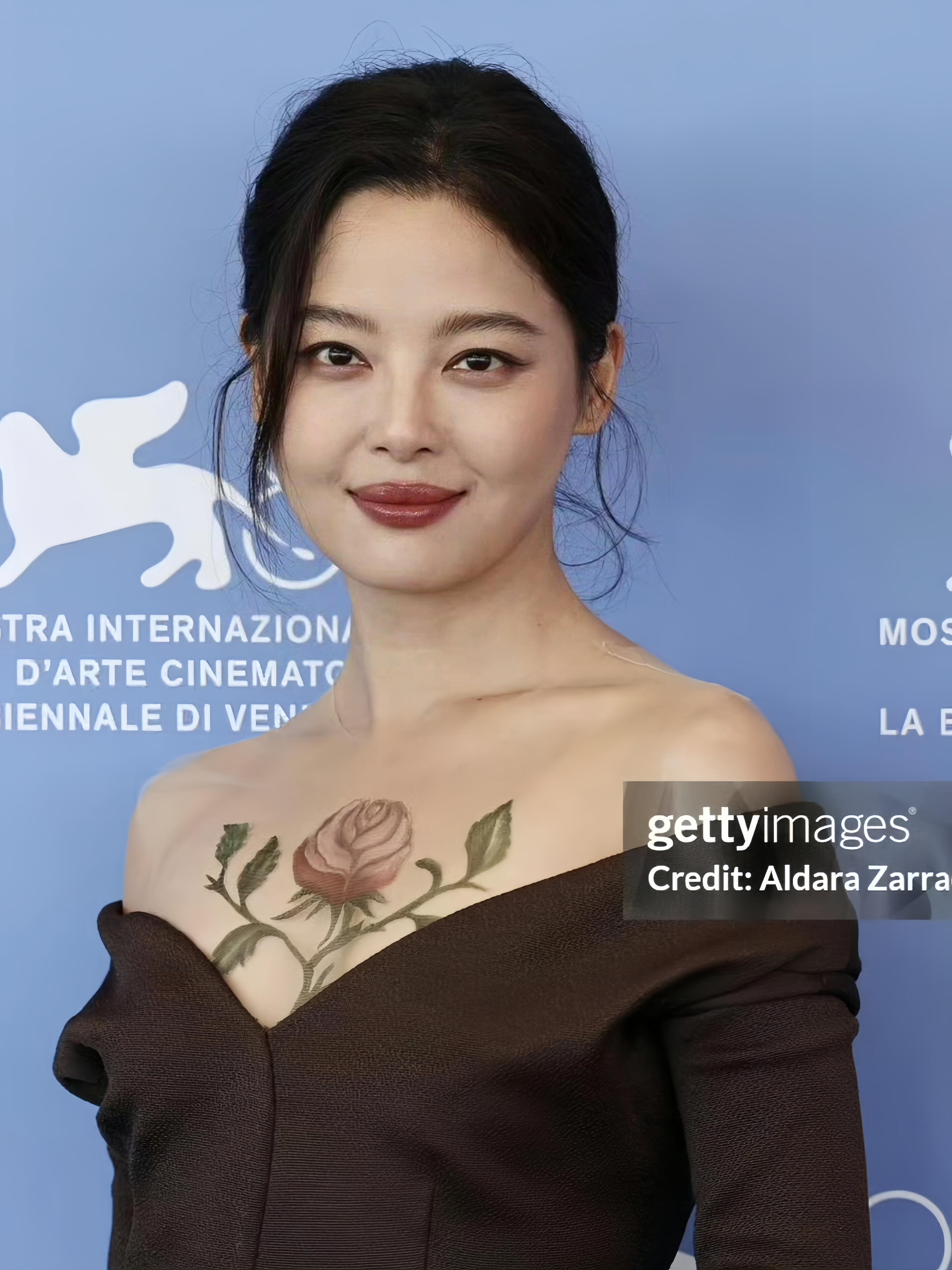 外媒镜头下的辛芷蕾，身穿Schiaparelli2025秋冬系列玫瑰礼服好特别