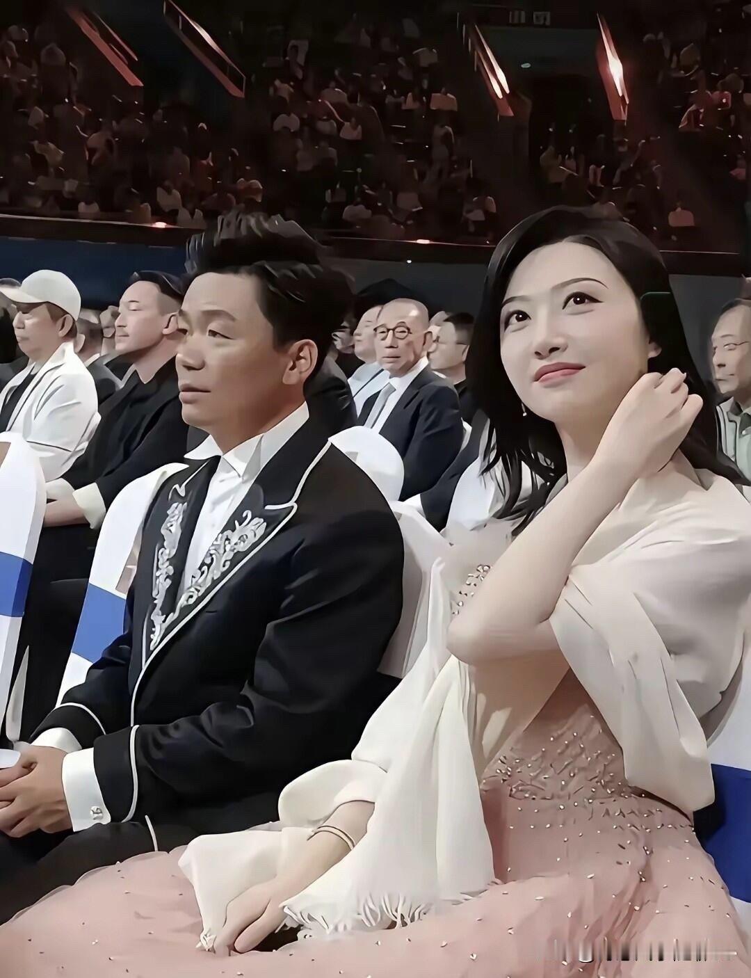 看到这样乖乖坐在那的王宝强，真的好淡定，他不跟旁边的女明星闲聊，一个人认真地听台