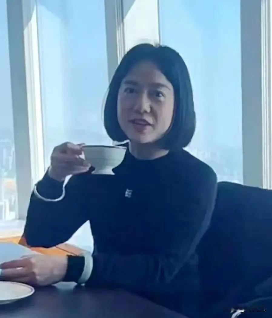 说不伤心是假的但她还是一如既往的，保持着早睡早起的习惯，早上在胜因院打太极。