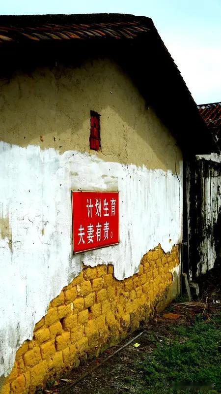 我有个同学比较封建，非得生个儿子不可。在计划生育抓得严的年代，他超生了一个女儿。