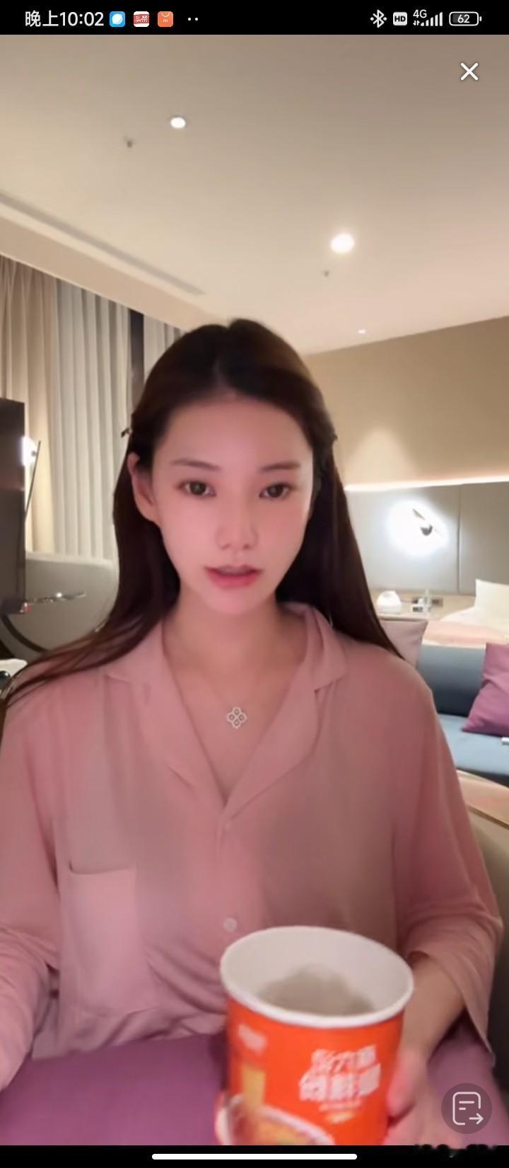 马筱梅总算出来给小杨阿姨说了句公道话。签证马上就要办下来，小杨阿姨马上要回台