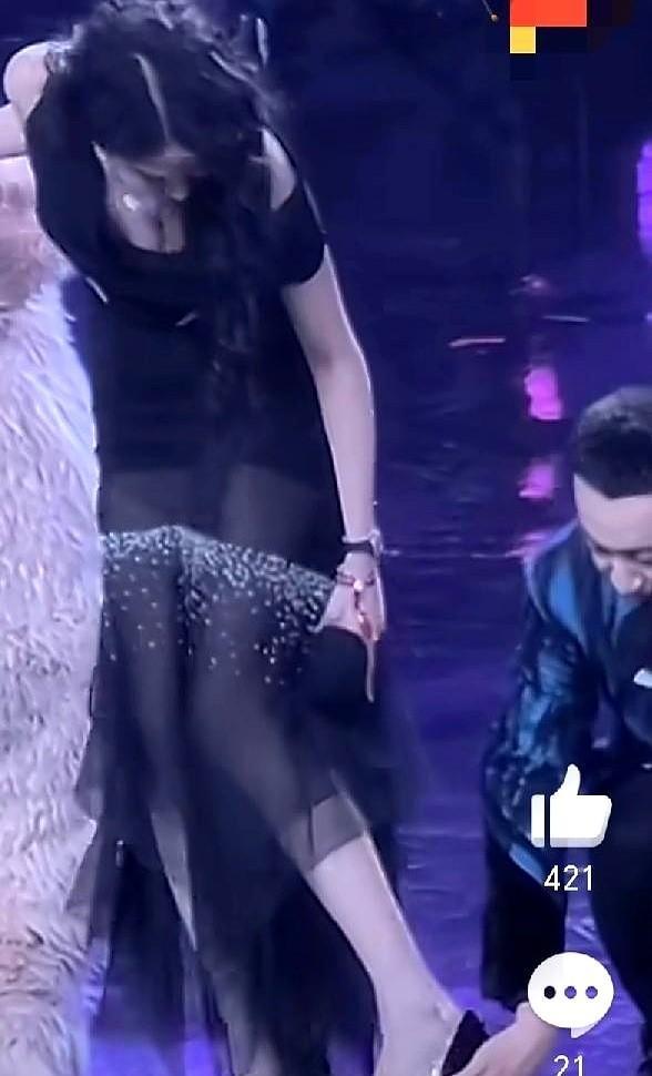 红毯上，高跟鞋死死卡住舞台，她离“社死”只差0.1秒。旁边的尼格买提都快急疯了